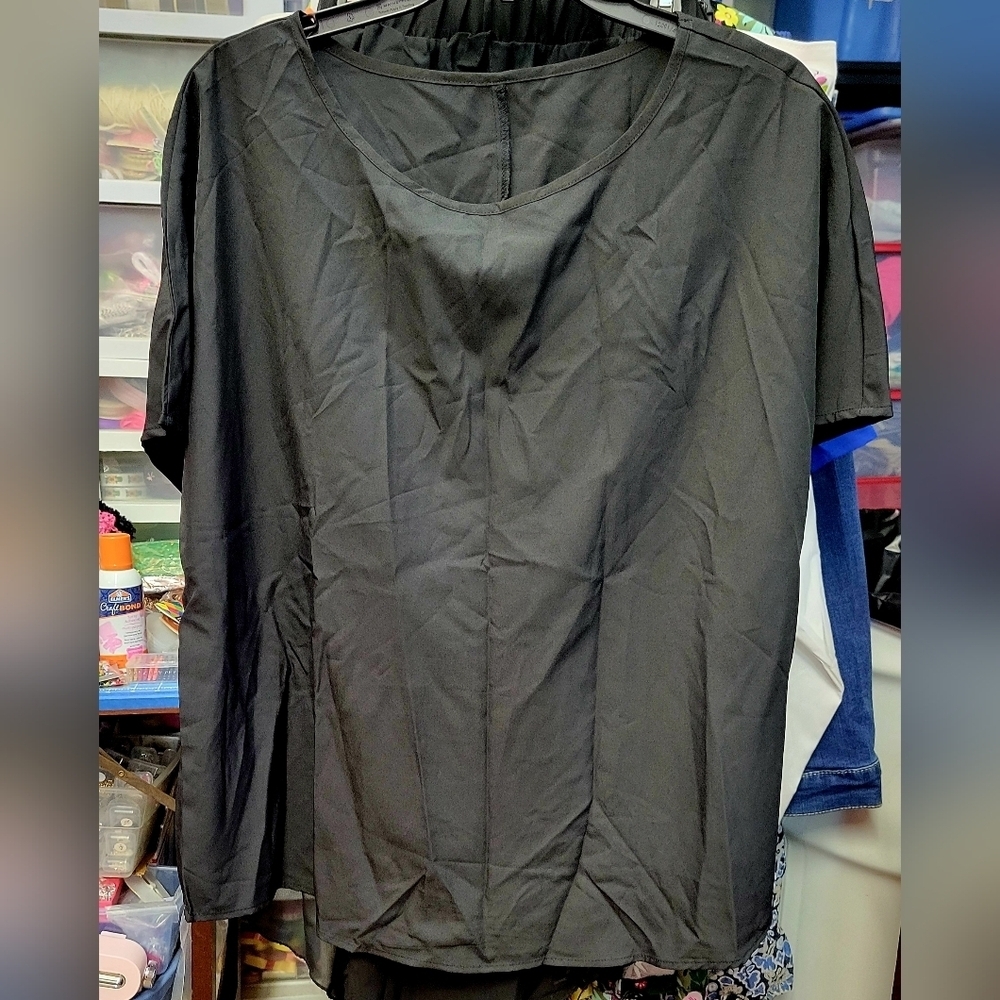 Black Short Sleeve Top 25" Pit to Pit 27" Shoulder to Hem XXXL